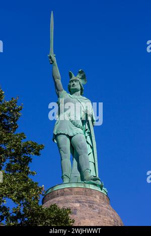 Un monumento al capo della tribù Cherusci Arminio che distrusse tre legioni romane nella battaglia della foresta di Teutoburgo nel 9 d.C. a Detmold, in Germania Foto Stock