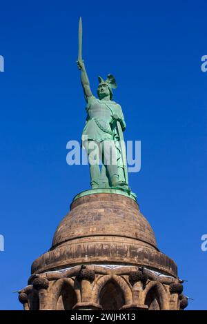 Un monumento al capo della tribù Cherusci Arminio che distrusse tre legioni romane nella battaglia della foresta di Teutoburgo nel 9 d.C. a Detmold, in Germania Foto Stock