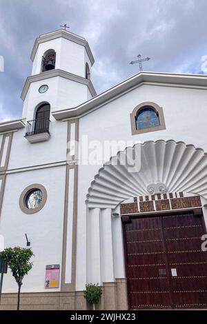 FUENGIROLA, SPAGNA - 17 FEBBRAIO 2024: Chiesa di Santa Carmen a Fuengirola, Spagna, il 17 febbraio 2024 Foto Stock