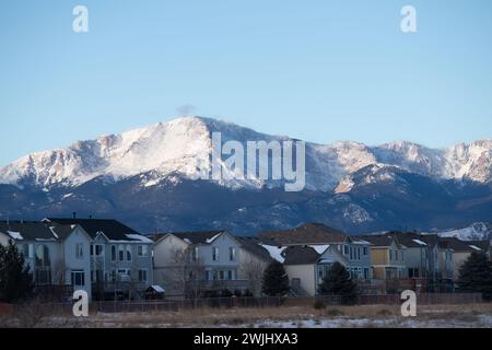 Vista sul Pikes Peak innevato, la montagna americana, dal Briargate Development a nord di Colorado Springs, Colorado. Foto Stock