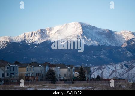 Vista sul Pikes Peak innevato, la montagna americana, dal Briargate Development a nord di Colorado Springs, Colorado. Foto Stock