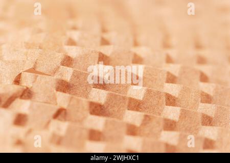 Carta marrone a fette per l'imballaggio. Utilizzo di materiali riciclabili. Primo piano, macro. Foto Stock