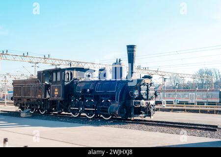 Zagabria Croazia - 4 febbraio 2024: Vecchia locomotiva a vapore nella stazione ferroviaria principale di Zagabria. Foto Stock