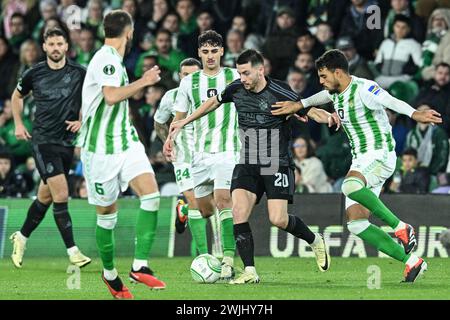 Siviglia, Spagna. 15 febbraio 2024. Arber Hoxha della Dinamo Zagabria controlla la palla durante il turno di UEFA Europa Conference League 2023/24 del 16° turno di andata tra Real Betis e GNK Dinamo allo stadio Benito Villamarin il 15 febbraio 2024 a Siviglia, Spagna. Foto: Marko Lukunic/PIXSELL credito: Pixsell/Alamy Live News Foto Stock