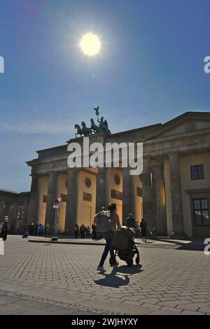 Giornata di sole di fronte alla porta di Brandeburgo, Berlino, Germania Foto Stock