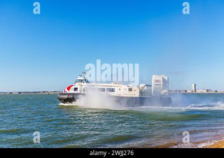 L'hovercraft 'Island Flyer' parte da Southsea Hoverport per Ryde, Isola di Wight, in una nuvola di spruzzi, Portsmouth, Hampshire, costa sud dell'Inghilterra Foto Stock