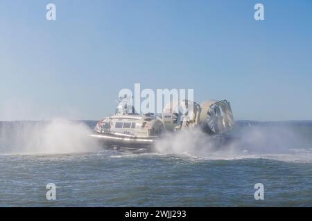 L'hovercraft 'Island Flyer' parte da Southsea Hoverport per Ryde, Isola di Wight, in una nuvola di spruzzi, Portsmouth, Hampshire, costa sud dell'Inghilterra Foto Stock