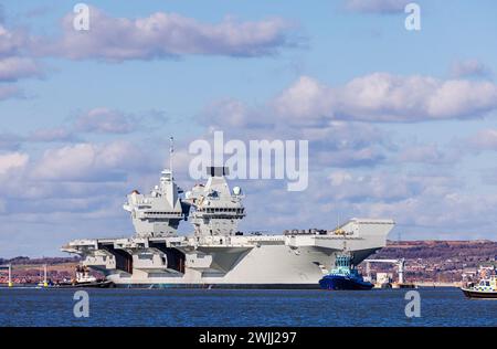 I rimorchiatori guidano la portaerei classe Queen Elizabeth 'HMS Prince of Wales' fuori da Portsmouth Harbour, Portsmouth, Hampshire, costa sud dell'Inghilterra Foto Stock