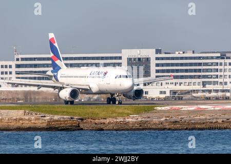Aereo LATAM all'aeroporto Santos Dumont di Rio de Janeiro, Brasile - 8 giugno 2023: Aereo compagnia LATAM che manovra sulla pista all'aeroporto Santos Dumont Foto Stock