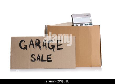 Scatola di oggetti indesiderati e cartone con VENDITA DI testo IN GARAGE su sfondo bianco Foto Stock