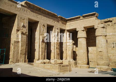 Antiche strutture egiziane, pareti, colonne, geroglifici colorati ricoperti di colonne di varie forme e antichi simbolismi Foto Stock