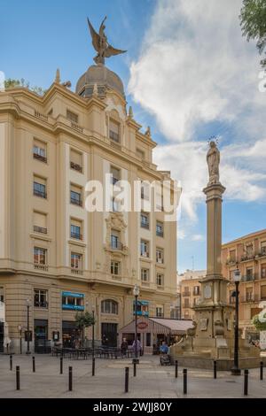 La statua della Vergine Maria e l'edificio de la Unión y el Fénix in Plaza de Santa Catalina capitale della regione di Murcia, Spagna, Europa. Foto Stock