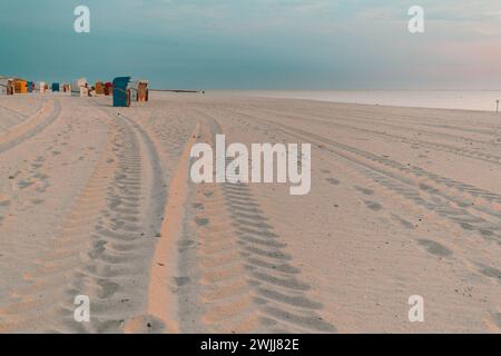 Spiagge sabbiose del Mare del Nord, Germania. Bacheca sul mare coast.beach cesti in località balneari tedesche. Foto Stock