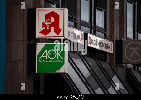 Immagine del logo AOK Allgemeine Ortskrankenkasse in una farmacia di Aquisgrana, Germania. L'AOK (Allgemeine Ortskrankenkasse) è un leader nel settore della sanità pubblica Foto Stock