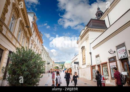 Immagine della strada pedonale irgalmasok utcaja di Pecs, via Szechenyi ter Square, al crepuscolo, a Pecs, Ungheria. Pécs è la quinta città più grande di Foto Stock