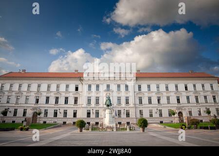 Situato nel cuore di Pécs, il Baranya County Government Office è un esemplare edificio neoclassico che mostra le caratteristiche architettoniche Foto Stock