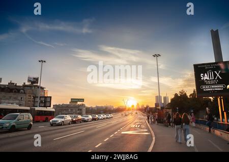 Foto di un tramonto a Belgrado, in Serbia, su brankov Most, con un forte traffico di auto in ingorgo. Foto Stock