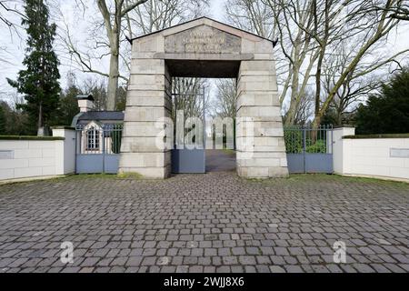 Vecchia entrata principale con imponente arco dello storico cimitero Melaten in aachener strasse a colonia Foto Stock