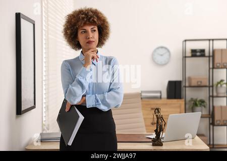 Notaio con appunti e penna in ufficio Foto Stock