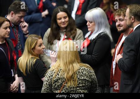 Candidato del Partito laburista Gen Kitchen durante il conteggio per le elezioni suppletive di Wellingborough al Kettering Leisure Village, Northamptonshire. Foto Stock