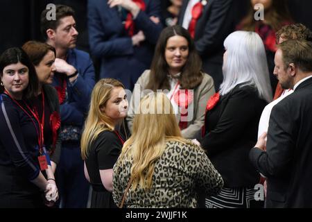 Candidato del Partito laburista Gen Kitchen durante il conteggio per le elezioni suppletive di Wellingborough al Kettering Leisure Village, Northamptonshire. Foto Stock