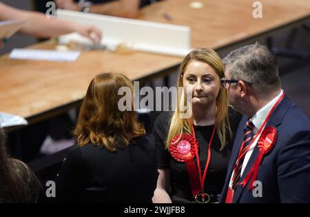 Candidato del Partito laburista Gen Kitchen durante il conteggio per le elezioni suppletive di Wellingborough al Kettering Leisure Village, Northamptonshire. Foto Stock