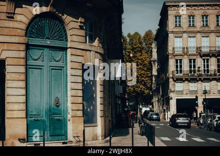 Parigi, Francia. 1 maggio 2023 bellissimo vecchio edificio con grande porta ad arco in legno blu d'epoca. Il cinema filtra la strada e l'architettura della città vecchia. Foto Stock
