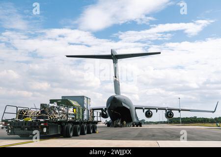 Avieri assegnati al 442nd Aircraft Maintenance Squadron componenti di carico di un A-10C Thunderbolt II assegnato al 303rd Fighter Squadron, Whiteman Air Force base, Missouri, su un C-17 Globemaster II assegnato al 89th Airlift Squadron, Wright Patterson AFB, Ohio, a MacDill AFB, Florida, 15 febbraio 2024. Il C-17 è l'aereo cargo più nuovo e flessibile per entrare nella forza aerea. L'aeromobile è in grado di fornire rapidamente truppe e carichi strategici alle principali basi operative o direttamente alle aree schierate in avanti. (Foto U.S. Air Force di Senior Airman Zachary Foster) Foto Stock