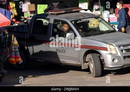 SAMUT PRAKAN, THAILANDIA, 07 dicembre 2023, Un pick-up della polizia attraversa il mercato Foto Stock