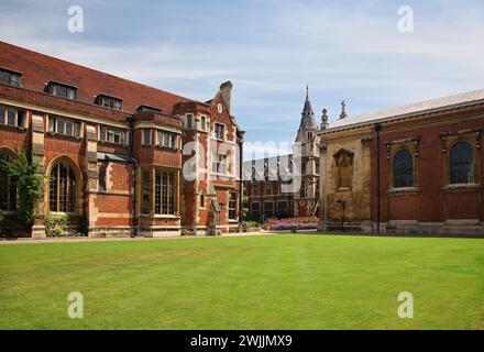 Vista sul vecchio cortile e sul cortile della biblioteca del Pembroke College. Università di Cambridge. Regno Unito Foto Stock