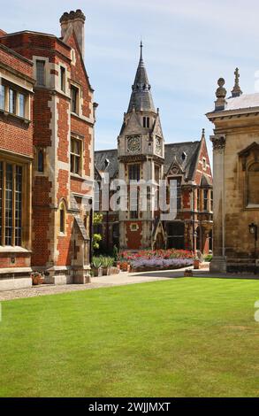 La vista dalla vecchia corte della vecchia biblioteca del college di Pembroke con una torre dell'orologio vittoriana neogotica. Università di Cambridge. Regno Unito Foto Stock