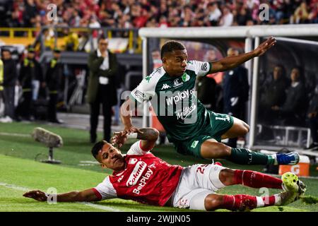 Bogotà, Colombia. 13 febbraio 2024. Julian Camilo Millan di Santa Fe (sotto) e Juan Jose Cordoba del Deportivo Cali combattono per il pallone durante il BetPlay Dimayor match tra Santa Fe (1) e Deportivo Cali (0) a Bogotà, Colombia, il 13 febbraio 2024. Foto di: Cristian Bayona/Long Visual Press credito: Long Visual Press/Alamy Live News Foto Stock