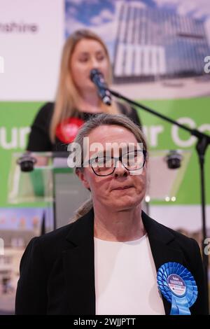 La candidata del Partito conservatore Helen Harrison ascolta il candidato del Partito Laburista Gen Kitchen pronunciare il suo discorso dopo essere stata dichiarata vincitrice alle elezioni suppletive di Wellingborough al Kettering Leisure Village, Northamptonshire. Foto Stock