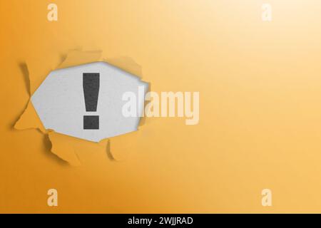 Carta strappata con un punto esclamativo su sfondo bianco. Concetto di errore Foto Stock