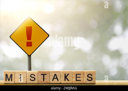 Segnale stradale con simbolo di punto esclamativo e testo di "errore" con sfondo sfocato. Concetto di errore Foto Stock