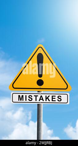 Segnale stradale con simbolo di punto esclamativo e testo di "errore" con sfondo blu del cielo. Concetto di errore Foto Stock