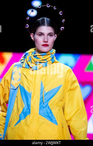 Model bei der Agatha Ruiz de la Prada Fashion Show auf der 79. Mercedes-Benz Fashion Week Madrid auf dem Messegelände Ifema. Madrid, 15.02.2024 *** Modella alla sfilata di moda Agatha Ruiz de la Prada alla Mercedes Benz Fashion Week 79 Madrid presso il centro fieristico Ifema Madrid, 15 02 2024 foto:xDyDxFotografosx/xFuturexImagex prada 4203 Foto Stock