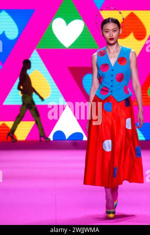 Model bei der Agatha Ruiz de la Prada Fashion Show auf der 79. Mercedes-Benz Fashion Week Madrid auf dem Messegelände Ifema. Madrid, 15.02.2024 *** Modella alla sfilata di moda Agatha Ruiz de la Prada alla Mercedes Benz Fashion Week 79 Madrid presso il centro fieristico Ifema Madrid, 15 02 2024 foto:xDyDxFotografosx/xFuturexImagex prada 4205 Foto Stock