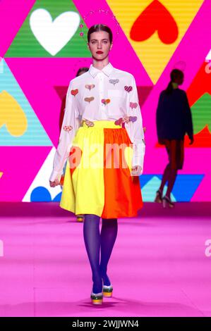 Model bei der Agatha Ruiz de la Prada Fashion Show auf der 79. Mercedes-Benz Fashion Week Madrid auf dem Messegelände Ifema. Madrid, 15.02.2024 *** Modella alla sfilata di moda Agatha Ruiz de la Prada alla Mercedes Benz Fashion Week 79 Madrid presso il centro fieristico Ifema Madrid, 15 02 2024 foto:xDyDxFotografosx/xFuturexImagex prada 4212 Foto Stock