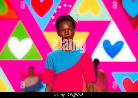 Model bei der Agatha Ruiz de la Prada Fashion Show auf der 79. Mercedes-Benz Fashion Week Madrid auf dem Messegelände Ifema. Madrid, 15.02.2024 *** Modella alla sfilata di moda Agatha Ruiz de la Prada alla Mercedes Benz Fashion Week 79 Madrid presso il centro fieristico Ifema Madrid, 15 02 2024 foto:xDyDxFotografosx/xFuturexImagex prada 4215 Foto Stock