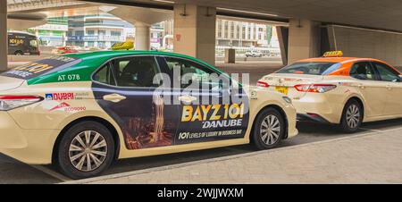 Dubai taxi Cars Toyota Camry nella strada della città. Taxi parcheggiati nel centro di Dubai. Trasporto pubblico di Dubai. Gennaio 26,20214 Foto Stock