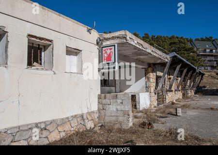 Mandelieu la Napoule, Francia. 13 febbraio 2024. Un ristorante abbandonato a Greolières-les-Neiges. Il resort più basso delle Alpi marittime, che soffre di riscaldamento globale, sta valutando di decaffare il suo nome per rimuovere il riferimento alla neve. (Foto di Laurent Coust/SOPA Images/Sipa USA) credito: SIPA USA/Alamy Live News Foto Stock