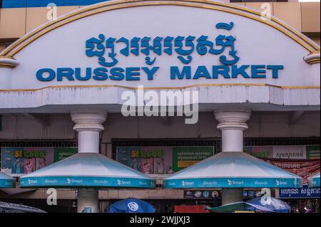 Il cartello bilingue all'ingresso del mercato di Orussey. Phnom Penh, Cambogia. © Kraig Lieb Foto Stock