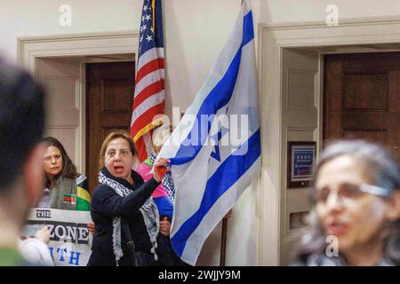 Washington, Stati Uniti. 15 febbraio 2024. Un manifestante pro-palestinese afferra una bandiera israeliana fuori dagli uffici del rappresentante degli Stati Uniti Mike Lawler (repubblicano di New York) nel Longworth House Office Building a Washington DC, USA 1 giovedì 15 febbraio 2024. Foto di Aaron Schwartz/CNP/ABACAPRESS.COM credito: Abaca Press/Alamy Live News Foto Stock