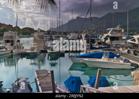 10 secondi di esposizione di Yatchs sull'isola eden, ville, riflessione sull'acqua, Mahe, Seychelles Foto Stock