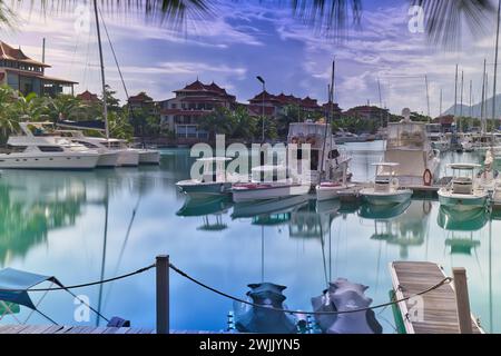 25 secondi di esposizione di Yatchs sull'isola eden, ville, riflessione sull'acqua, Mahe, Seychelles Foto Stock