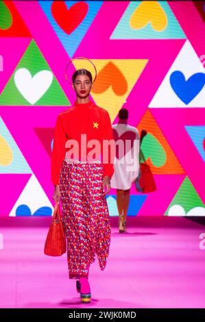 Model bei der Agatha Ruiz de la Prada Fashion Show auf der 79. Mercedes-Benz Fashion Week Madrid auf dem Messegelände Ifema. Madrid, 15.02.2024 *** Modella alla sfilata di moda Agatha Ruiz de la Prada alla Mercedes Benz Fashion Week 79 Madrid presso il centro fieristico Ifema Madrid, 15 02 2024 foto:xDyDxFotografosx/xFuturexImagex prada 4220 Foto Stock