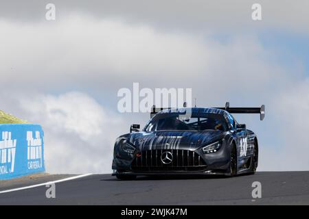 Bathurst, Australia, 16 febbraio 2024. Car 130 Mercedes – AMG Team GruppeM Racing Mercedes – AMG GT3 A-Pro durante le prove di venerdì presso il Repco Bathurst 12 ore sul circuito di Mount Panorama il 16 febbraio 2024 a Bathurst, Australia. Crediti: Ivica Glavas/Speed Media/Alamy Live News Foto Stock