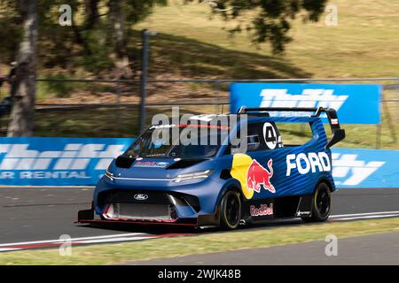 Bathurst, Australia, 16 febbraio 2024. Ford Supervan 4,2 fa giri dimostrativi venerdì al Repco Bathurst 12 ore al Mount Panorama Circuit il 16 febbraio 2024 a Bathurst, Australia. Crediti: Ivica Glavas/Speed Media/Alamy Live News Foto Stock