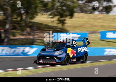 Bathurst, Australia, 16 febbraio 2024. Ford Supervan 4,2 fa giri dimostrativi venerdì al Repco Bathurst 12 ore al Mount Panorama Circuit il 16 febbraio 2024 a Bathurst, Australia. Crediti: Ivica Glavas/Speed Media/Alamy Live News Foto Stock